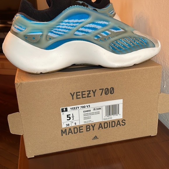 Yeezy 700 V3  size 5-1.2 - Picture 3 of 6